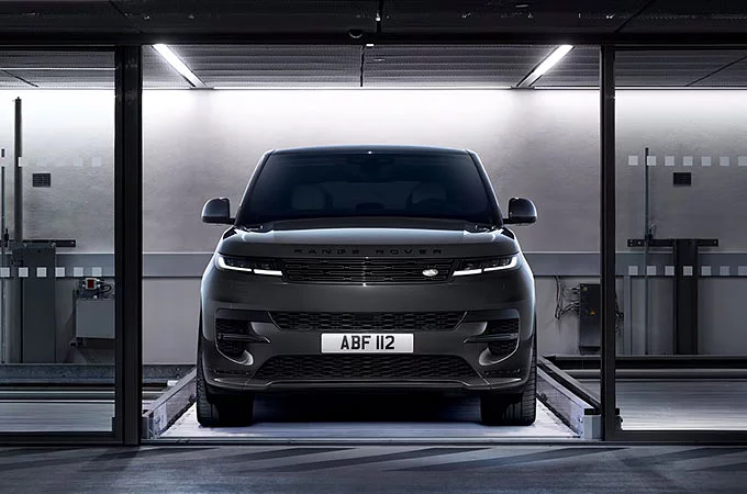 Range Rover Sport i farven Carpathian Grey parkeret på en parkeringsplads.