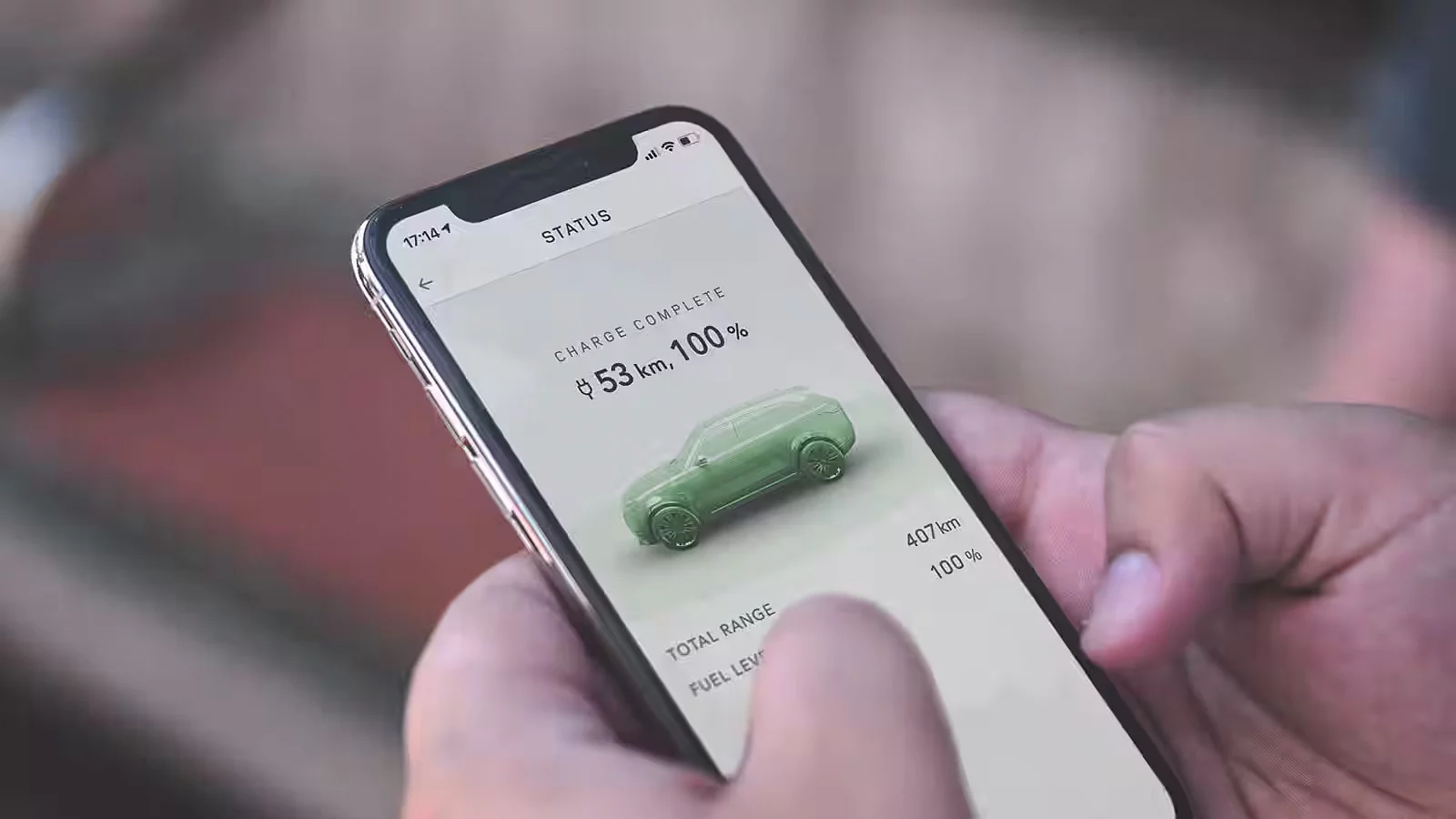 Mobiiltelefon, mis kuvab auto laadimise olekut